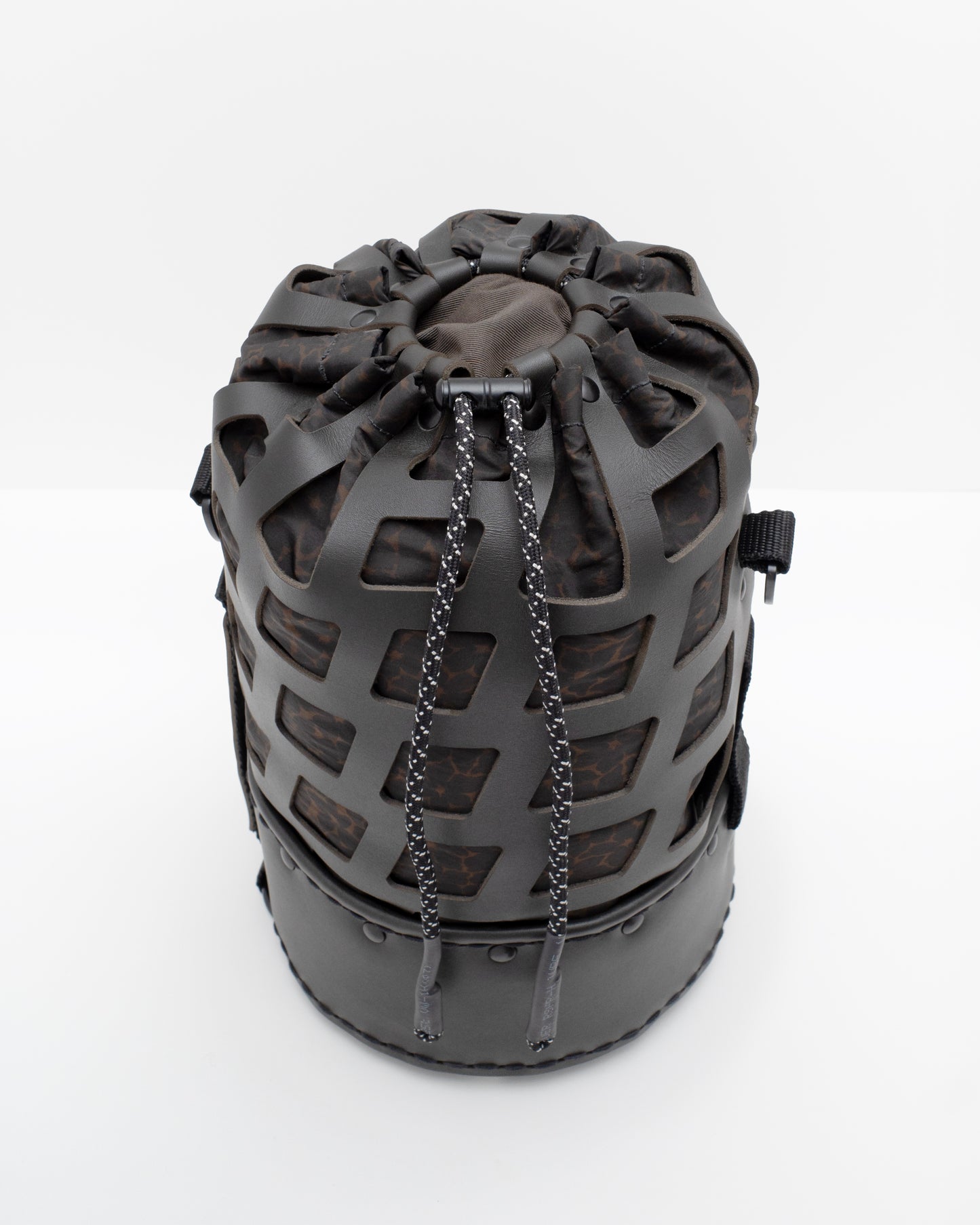 ATLAS — Le sac seau unisexe en cuir pleine fleur