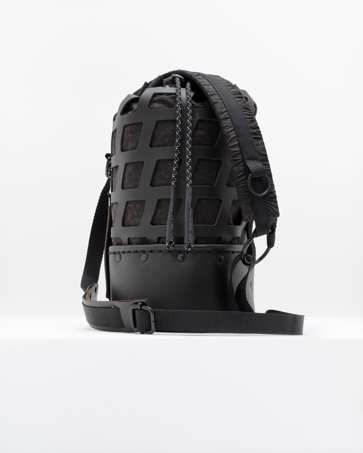 ATLAS — The unisex bucket bag in full grain leather